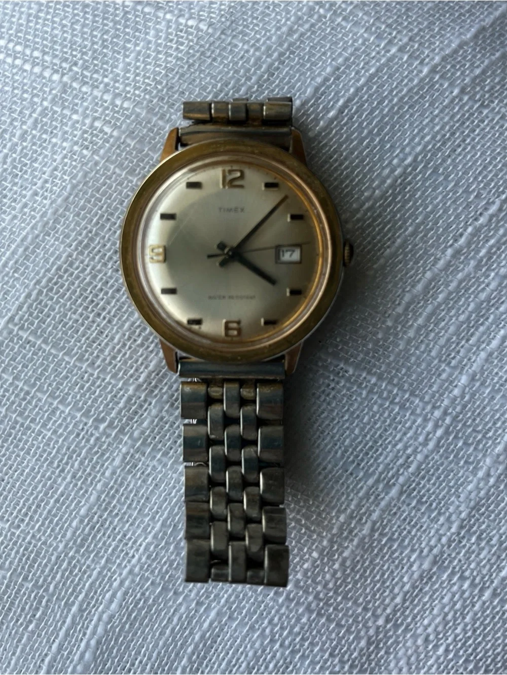 Vtg Mens Water Resistant Silver  & Gold Tone Date Timex Wristwatch Stainless A3